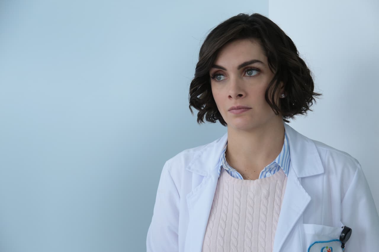 <b>María de la Fuente</b> interpreta en la 
<b>miniserie <a href="http://www.univision.com/temas/la-fuerza-de-creer">'La fuerza de creer'</a> a la 'Dra. Laura Gómez'</b>, una pediatra con corazón, que se ha vuelto la favorita de la clínica donde trabaja por tomarse el tiempo de hablar con sus pacientes y ofrecerles consejos sobre educación temprana. 
<br>