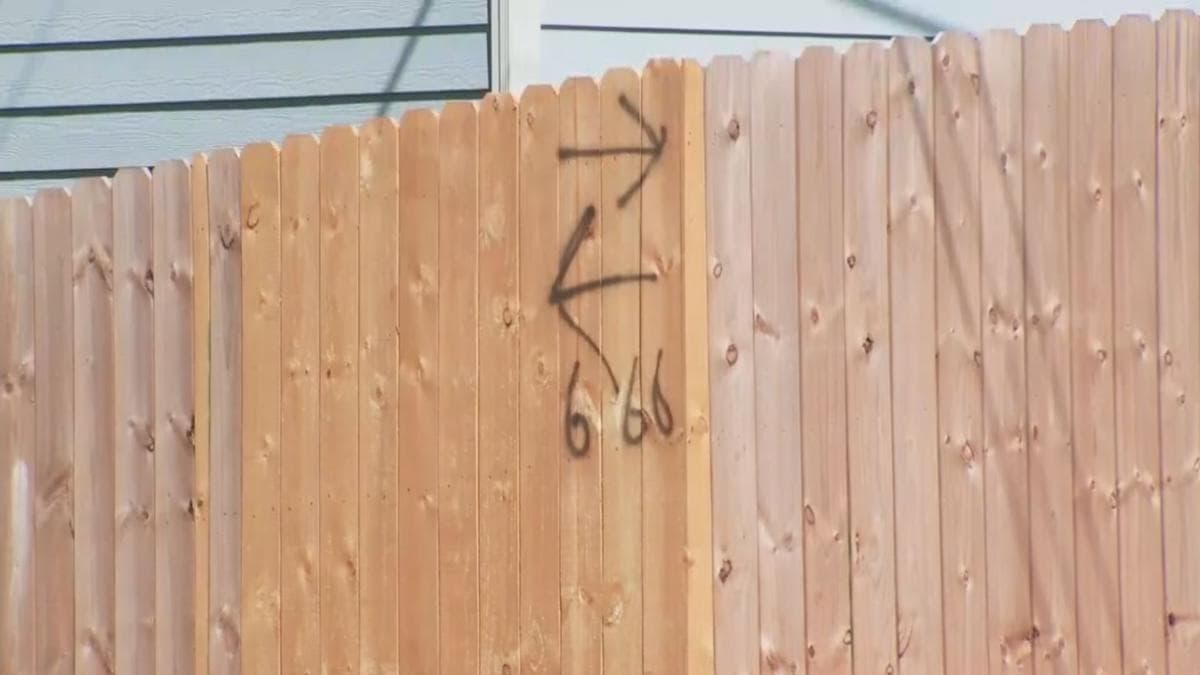 El símbolo "666" fue uno de los que fue pintado en el vecindario.