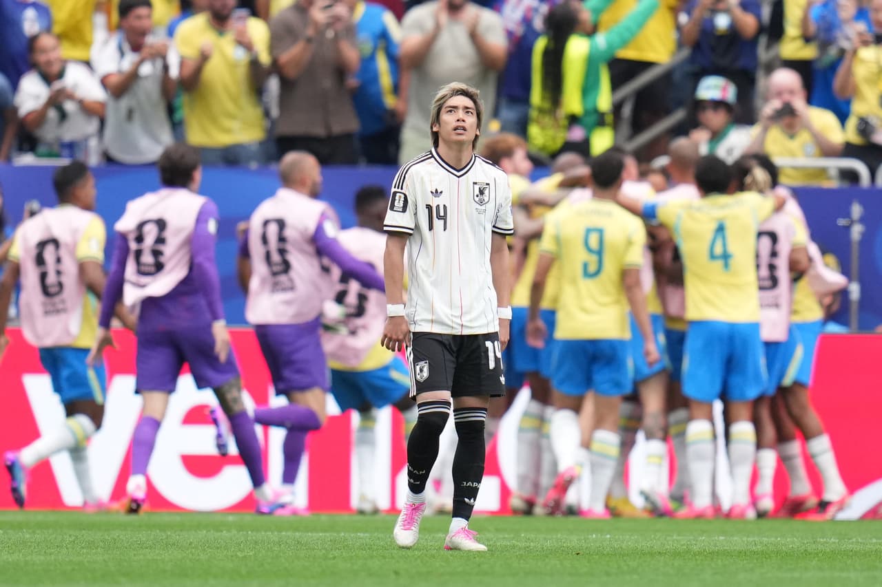 Junya Ito (14) de Japón se muestra cabizbajo tras el gol de Brasil durante el partido de dieciseisavos de final del Mundial entre Brasil y Japón en Houston, el lunes 29 de junio de 2026. (Foto AP/Karen Warren)