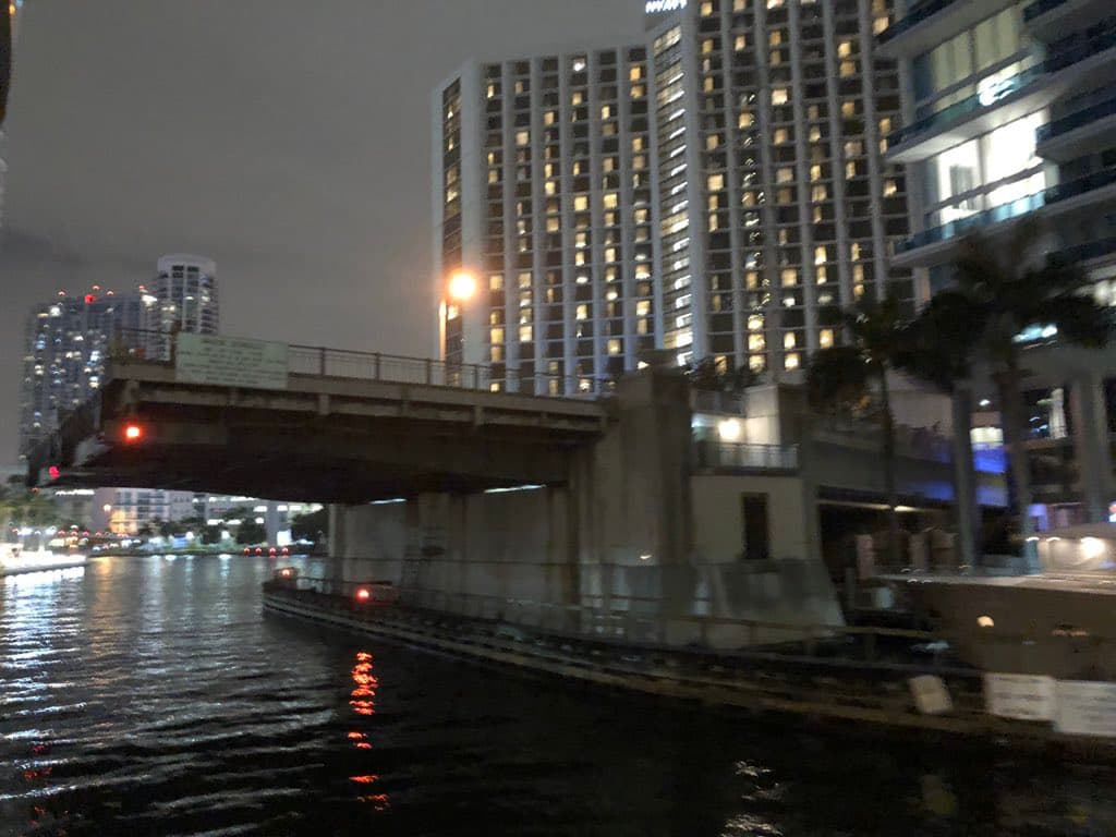 Los cientos de peatones que a diario cruzan el puente hacia Downtown o Brickell, han sido afectados por la reparación.
<br>