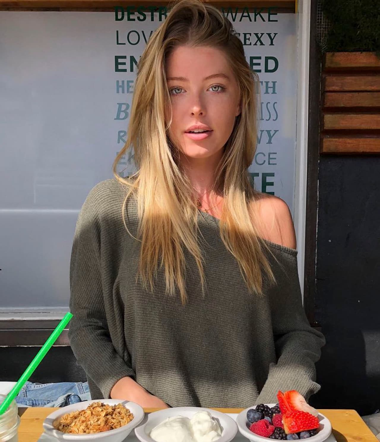 Los seguidores de 'Jelena', el nombre que han puesto a la pareja de cantantes, no ha tomado muy bien la aparición de Champion en la vida de Bieber y no han tardado en atacarla en las redes sociales. "Aléjate de Justin", le han repetido.