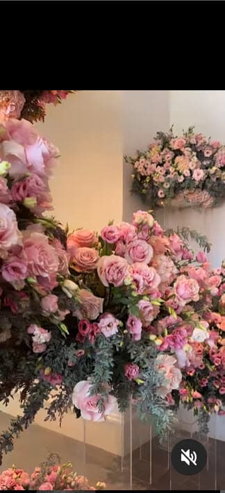 Le llenó la casa no solo de ramos, sino de
<b> varios arreglos florales</b> que, de acuerdo con TMZ, habrían costado cientos de dólares. 
<br>