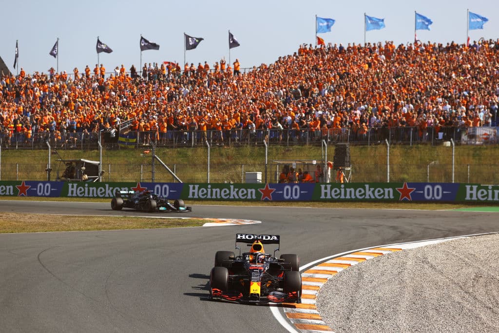 Max Verstappen se lleva el Gran Premio de Holanda y triunfa en su casa ante su público y, además, vuelve a la cima de la Formula 1. El podio fue compartido con Lewis Hamilton y Valtteri Bottas de Mercedes Benz en segunda y tercera posición, respectivamente. El mexicano Sergio Pérez quedó en octava posición.
