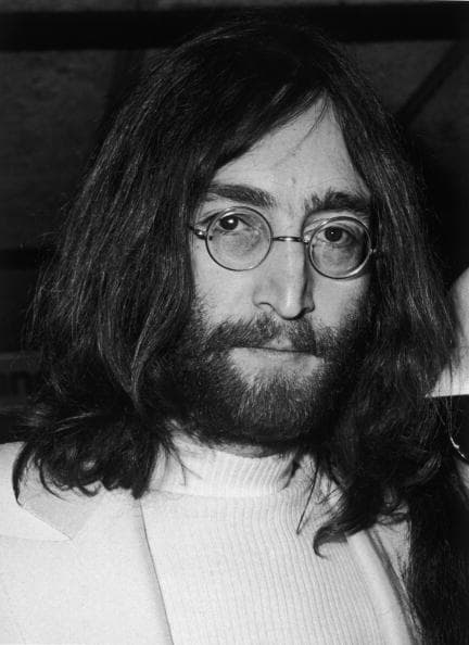 Estas declaraciones de Simmons hacen recordar lo dicho por el legendario líder de The Beatles, John Lennon, quien en 1966 afirmó que su banda
<b> <a href="https://elpais.com/cultura/2016/07/26/actualidad/1469526800_200469.html" target="_blank">era más popular que Jesucristo</a></b>, lo que originó una gran controversia mundial.