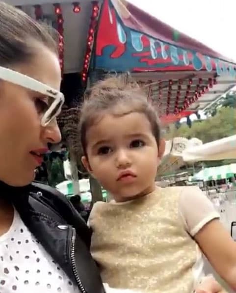 Cada vez que puede sale a pasear con ellas a lugares donde las niñas puedan divertirse y aprender.