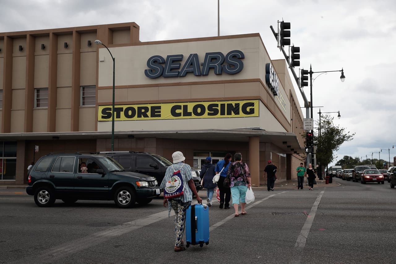 <b>La cadena de almacenes Sears está en la posición 13.</b> En los últimos años, Sears ha visto sus ingresos caer y el cierre de muchas de sus tiendas, lo que sin duda "hace poco por inyectar la moral de sus empleados", indica 24/7 Wall Street. Según reseñas de Glassdor, sólo un 28% de sus empleados recomendaría a un amigo trabajar en esa compañía. Además, más de un tercio de los clientes reportó una experiencia negativa en las tiendas, según la encuesta de Zogby’s.