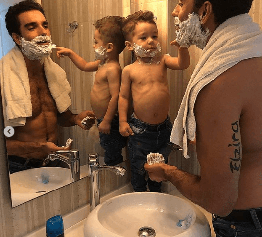 Conforme el pequeño Diego va creciendo, el galán de telenovela se encarga de enseñarle lo necesario.