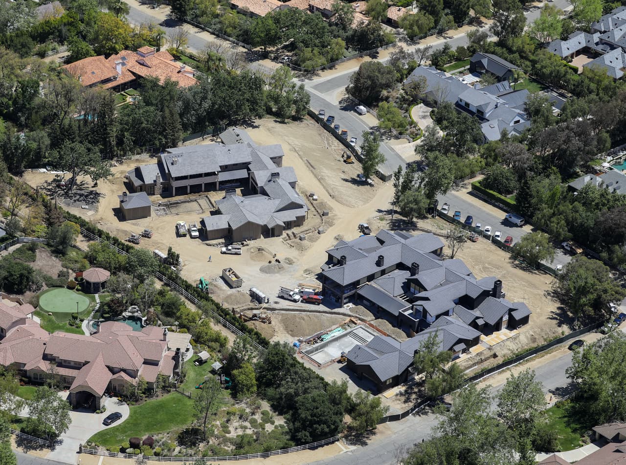 Las dos residencias tendrán un enorme patio en donde serán colocadas piscinas para que disfruten del sol de Los Ángeles. 
<br>