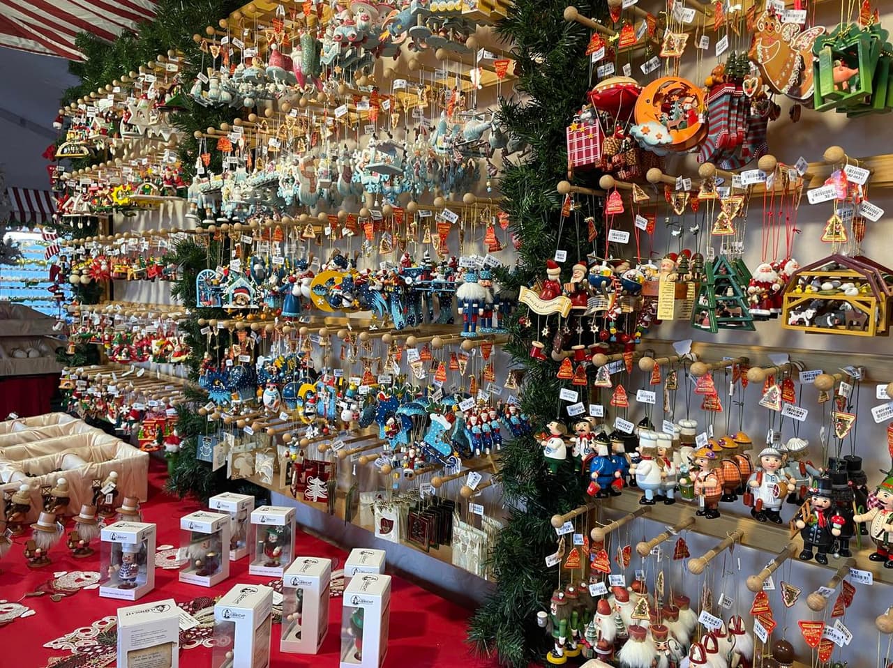 <b><a href="https://christkindlmarket.org/">Atlanta Christkindl Market (Atlanta)</a></b>. El popular Atlanta Christkindl Market trae diversión festiva al estilo europeo a la gran ciudad cada año. Este bullicioso mercado navideño alemán cuenta con una variedad de maravillosos regalos navideños, juguetes y adornos navideños tradicionales de Alemania.