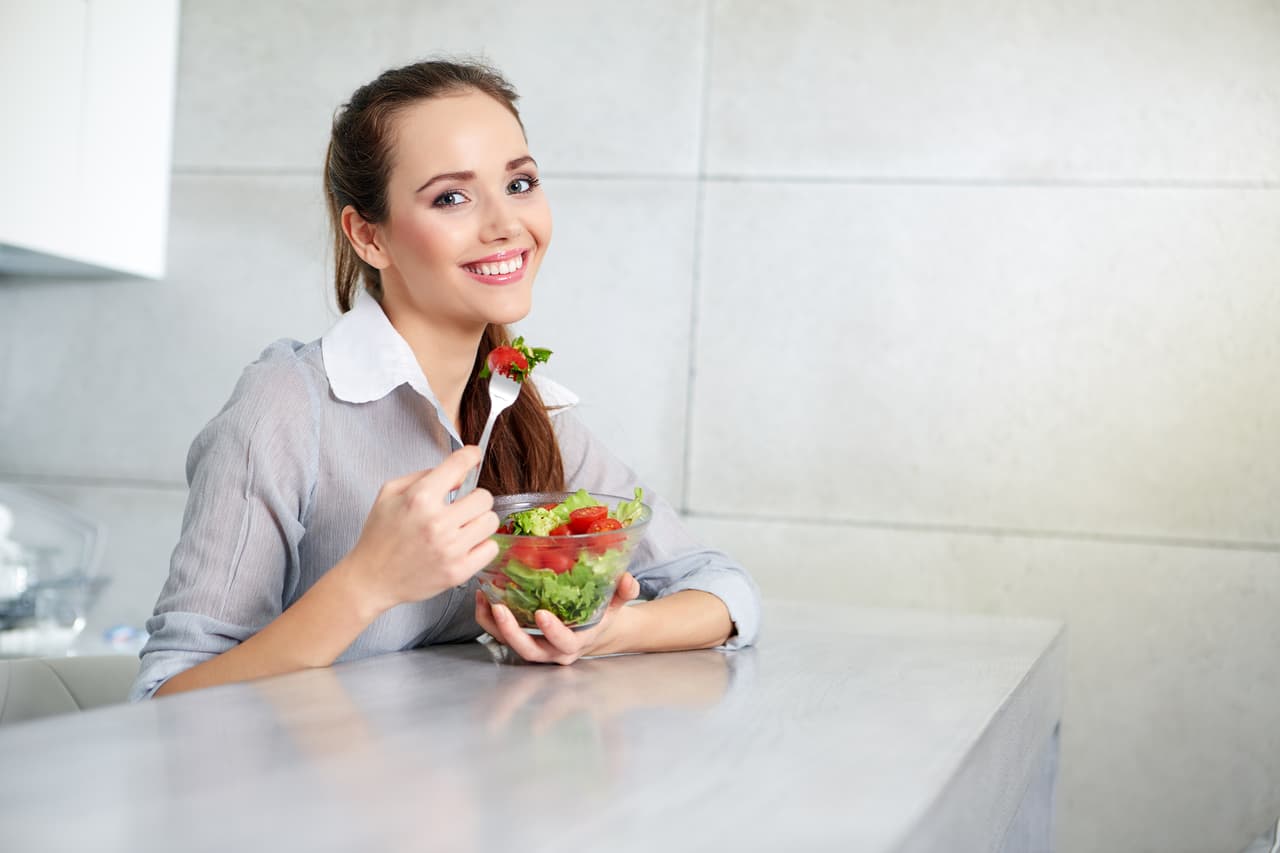 Ahora, este es el cálculo de calorías para mantener el peso actual, pero si lo que quieres es deducir en peso y tallas, deberás restarle a toda la ecuación al menos el 20%.
<br>