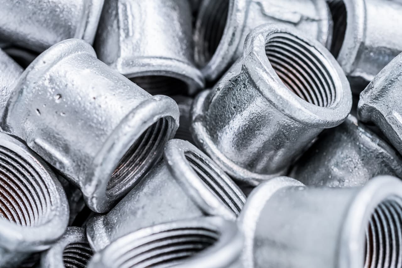 En el pasado, se empleaba en la fabricación de pintura, cerámica, soldadura de tuberías y otros. A medida que se fueron conociendo sus repercusiones para la salud, se eliminó o redujo considerablemente de estos productos.