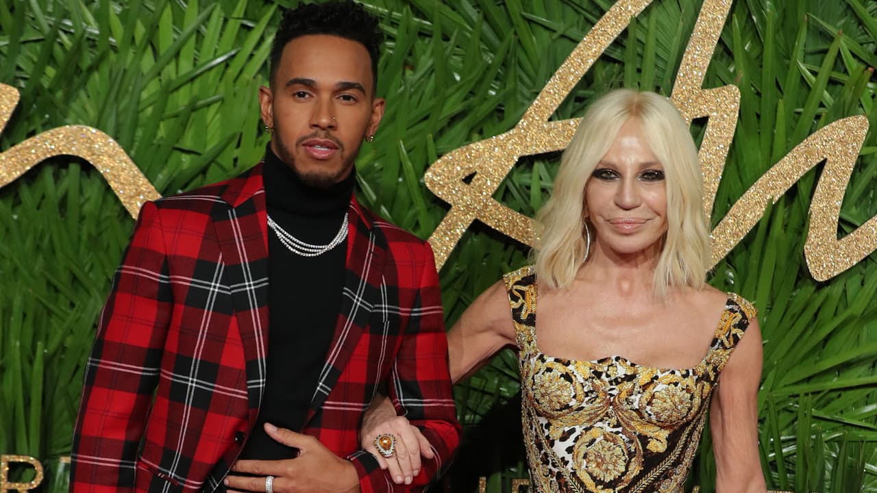 Lewis Hamilton es un cercano a Donatella Versace y suele asistir a los eventos de esa casa de modas.