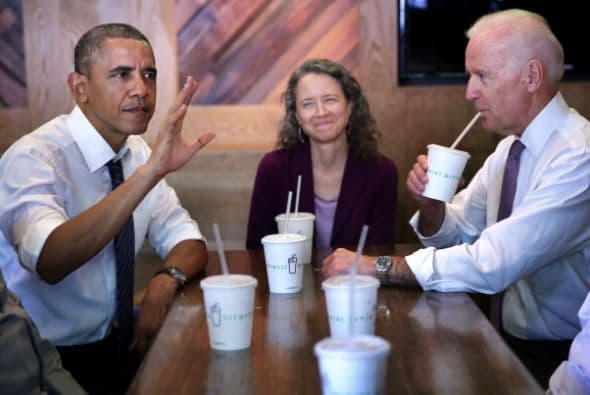 El presidente Barack Obama y el vicepresidente Joe Biden almorzaron en un restaurante de comida rápida, cercano a la Casa Blanca, para promover los proyectos laborales financiados por el gobierno.