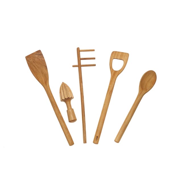 Alessi tiene una antigua fábrica en el Valle de Strona, al norte de la región de Piemonte que se dedica específicamente a la fabricación de utensilios de madera. Esta colaboración con los diseñadores Kuno Prey y Alberto Gozzi se vende completa o por separado. | De venta en
<b>: <a href="http://store.alessi.com/usa/en-gb/catalog/detail/ut101-kitchen-cutlery-set/ut101?">Alessi</a>, </b>$17-114