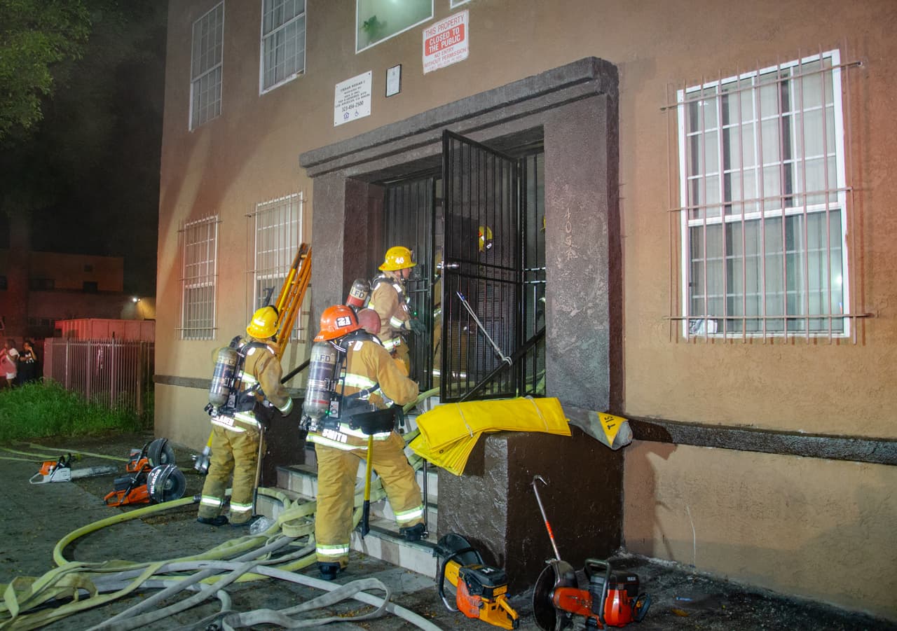 El Departamento de Bomberos de Los Ángeles informó sobre una explosión a las 6:30 p.m. que dejó varios edificios en llamas.