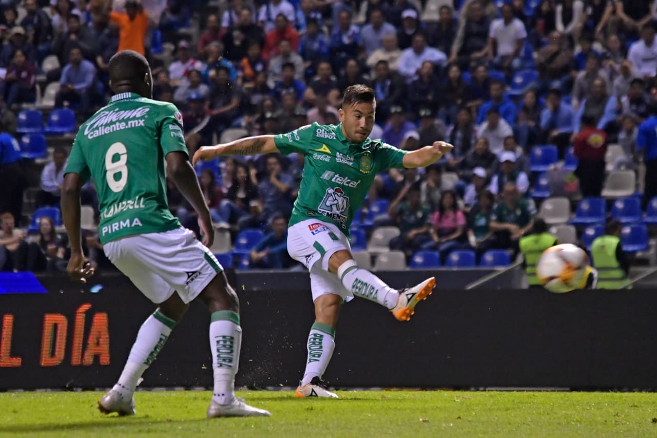 En un juego casi perfecto por la posesión del balón y calidad de juego, el León llegó al 2-0 gracias al chileno Jean Meneses al minuto 24.