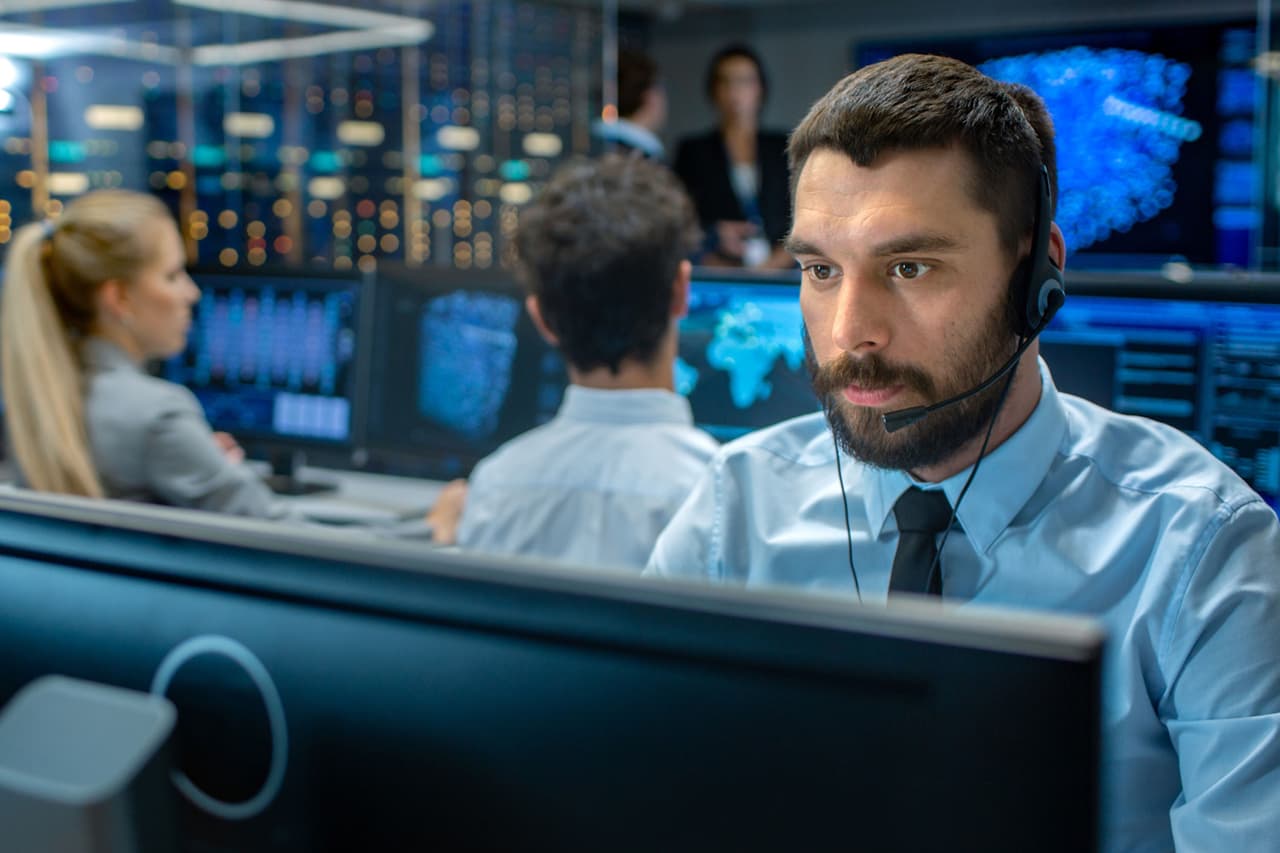 <b>Puesto 19. Ingenieros de soluciones para clientes</b>
<br>
<br>
<b>A qué se dedican: </b>Brindan consultoría y soluciones técnicas a clientes potenciales o existentes para respaldar el proceso de ventas. 
<br>
<br>
<b>Principal industria donde han sido contratados:</b> tecnología.
<br>
<br>
<b>Principales lugares donde han sido contratados:</b> San Francisco, Boston y Seattle.
<br>
<br>
<b>Salario anual:</b> entre 60,000 y 140,000 dólares. 
<br>
<br>
<b>Distribución de género:</b> 18.9% mujeres y 81.1% hombres.
<br>
<br>
<b>Experiencia previa promedio:</b> 9.5 años.
<br>
<br>
<b>Disponibilidad para el trabajo remoto:</b> 17.2%.