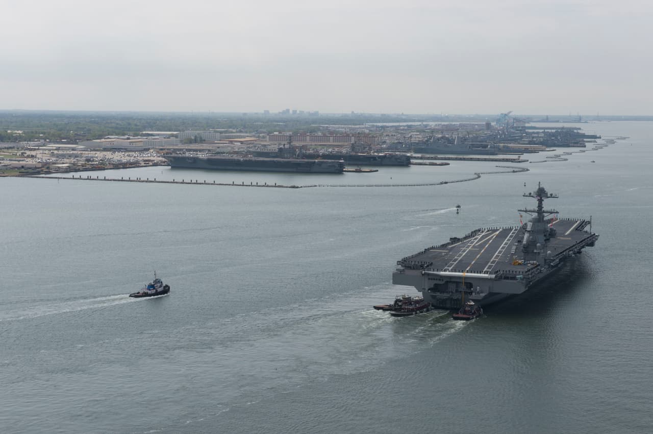 En esta fotografía, tomada en abril de 2017, el USS Gerald Ford regresa de su primer viaje de prueba, con la tripulación militar, representantes de la empresa constructora y expertos técnicos de la Armada.