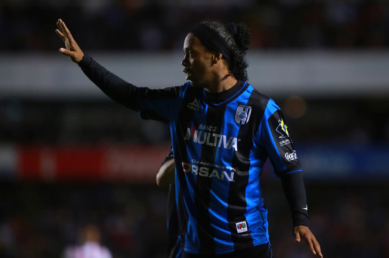 Ronaldinho a Querétaro – fue el mayor ‘boom’ en la historia del futbol mexicano. Llamado a ser uno de los más grandes en la historia, brilló y llenó de magia el césped del Camp Nou y al final de su carrera llegó a Gallos Blancos de Querétaro en 2015.