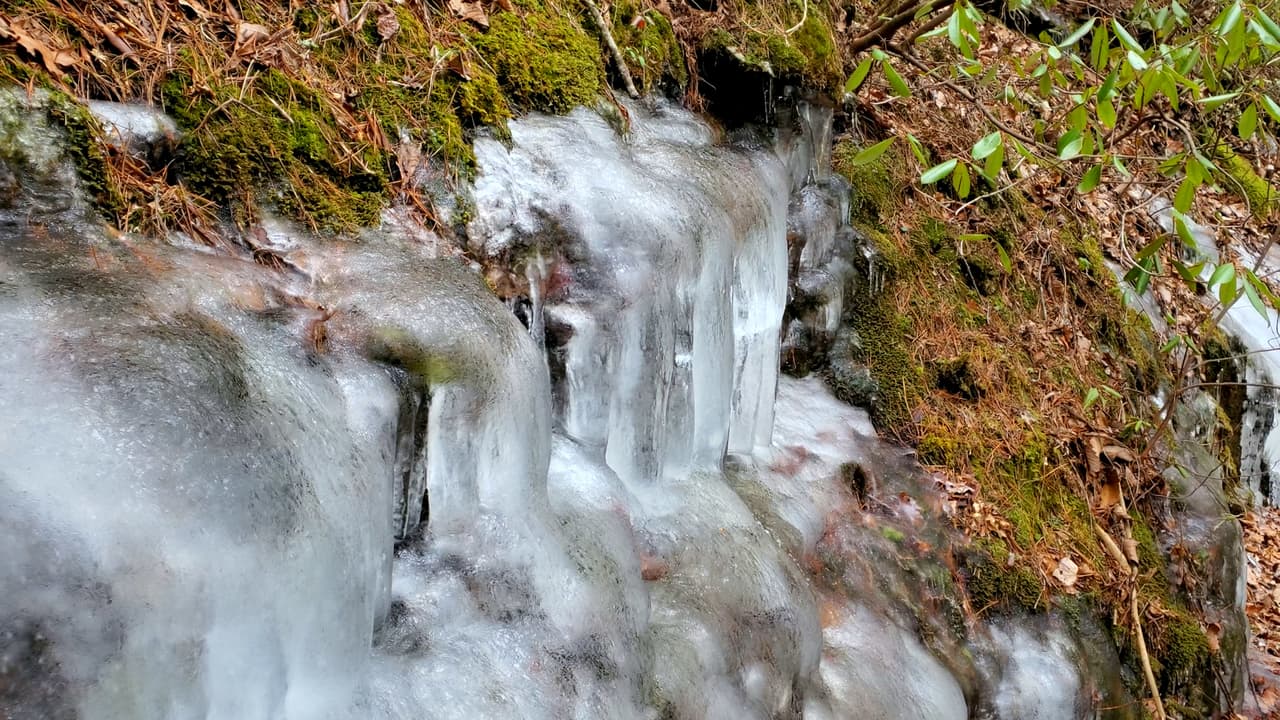 En bajas temperaturas, también encontrarás agua congelada en las laderas de la montaña.