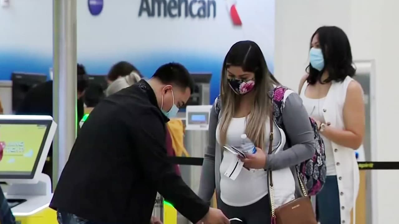 Aumentan la seguridad en aeropuertos ante la amenaza de disturbios previo a la juramentación de Biden