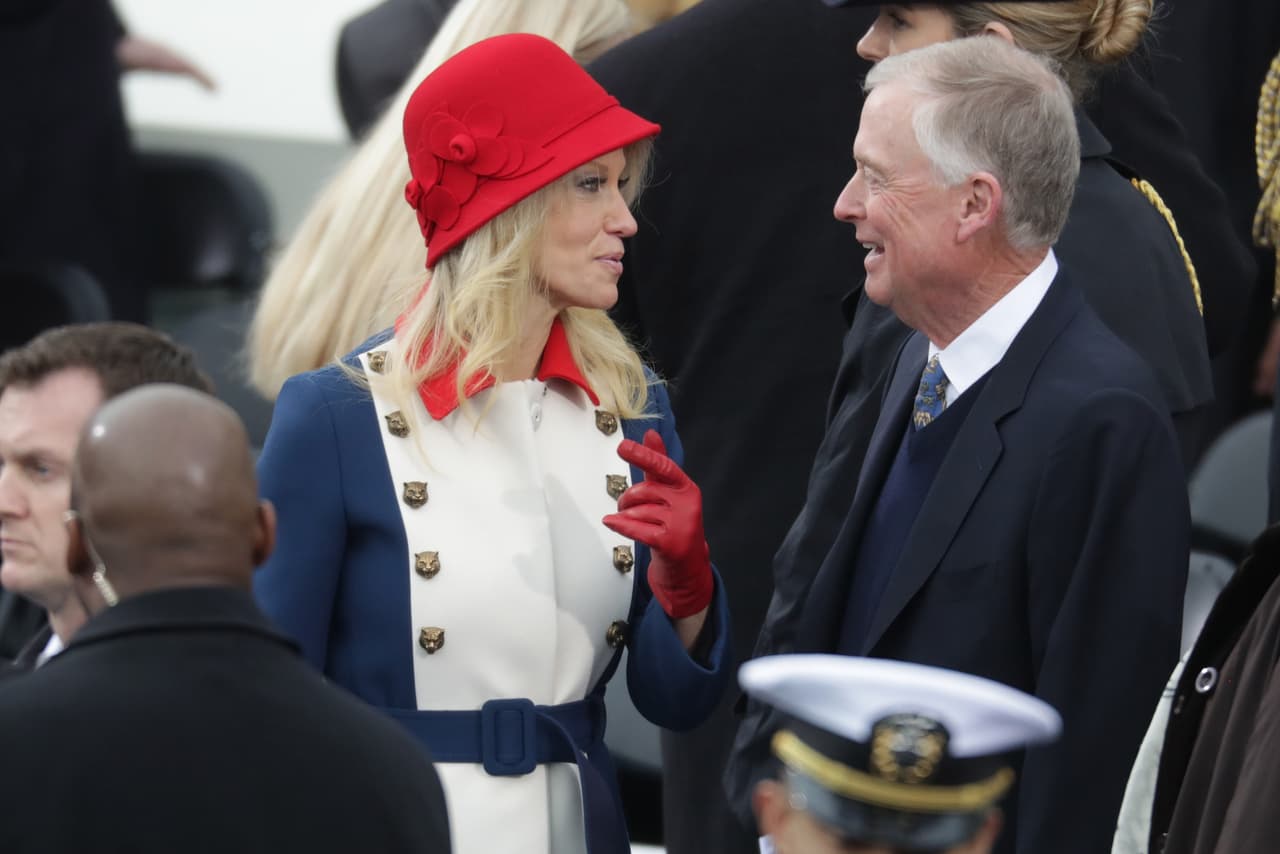 No habría, sin embargo, que esperar mucha normalidad después de que todo el electorado fue testigo de que Conway se atrevió a asistir al que es quizás el más emblemático y formal de los eventos presidenciales vistiendo un pintoresco saco levita que aunque sí resaltaba los colores de la bandera de Estados Unidos, había sido creado en realidad para homenajear la bandera inglesa.