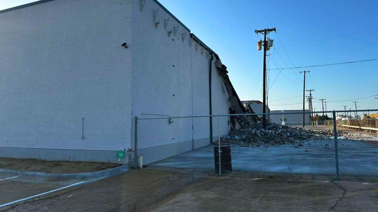 <h3 class="cms-H3-H3">Lo que se sabe del edificio</h3> En el lugar se observó un permiso municipal emitido por la ciudad de Garland 
<b>para trabajos de reparación de cimentación. </b>
<br>El documento indica que el permiso fue aprobado el 18 de agosto de 2025 
<b>y tiene fecha de expiración el 13 de febrero de 2026.</b> 
<br>La descripción del trabajo menciona
<b> reparación interior de cimentación no estructural en un área aproximada de 12,000 pies cuadrados.</b> 
<br>El permiso identifica 
<b>a Cantex Kingsley LLC como propietario del inmueble. </b>
<br>Hasta ahora, ninguna autoridad ha indicado que 
<b>esos trabajos estén relacionados con el colapso del techo.</b>