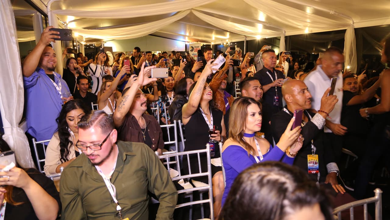 Raúl 'El Pelón', Carla Medrano y El Feo premiaron a sus oyentes con una noche inolvidable al lado de Calibre 50 en un bote privado.