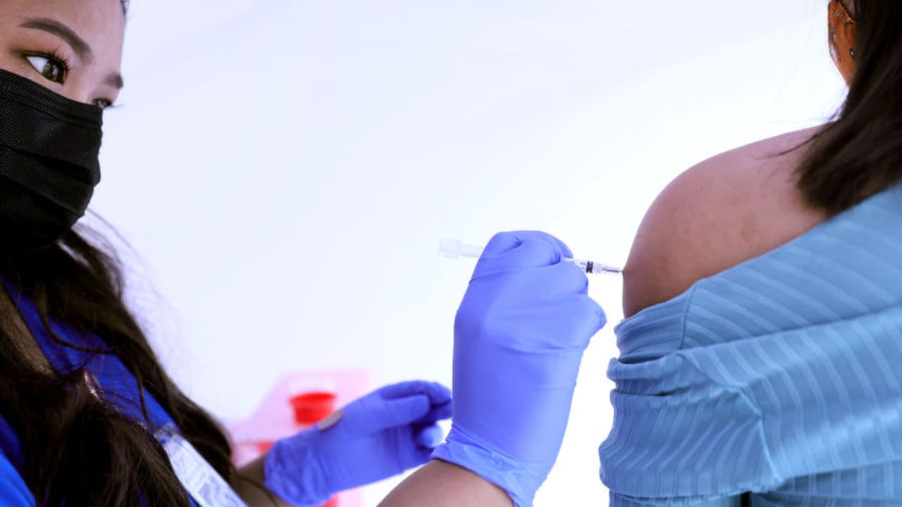 ¿Qué se está haciendo en Los Ángeles para que más personas se vacunen contra el coronavirus?