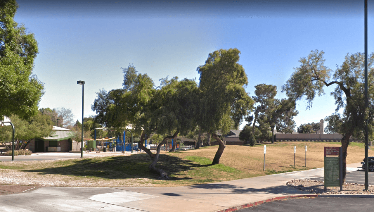 <b>MESA: </b>
<a href="https://www.mesaparks.com/" target="_blank">La Ciudad de Mesa</a> anunció que cerrara todos sus campos de juego públicos y canchas deportivas, como canchas de baloncesto y voleibol, para ayudar a promover el distanciamiento social. Los espacios abiertos y senderos permanecerán abiertos. Los baños si estarán disponibles en Pioneer Park, Riverview Park, Greenfield Park y Red Mountain Park, según un comunicado de prensa. (Foto: Dobson Ranch)
<br>