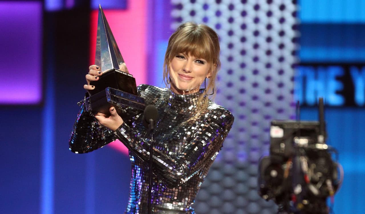 Taylor Swift rompe récord y se corona como la artista femenina más ganadora de los American Music Awards