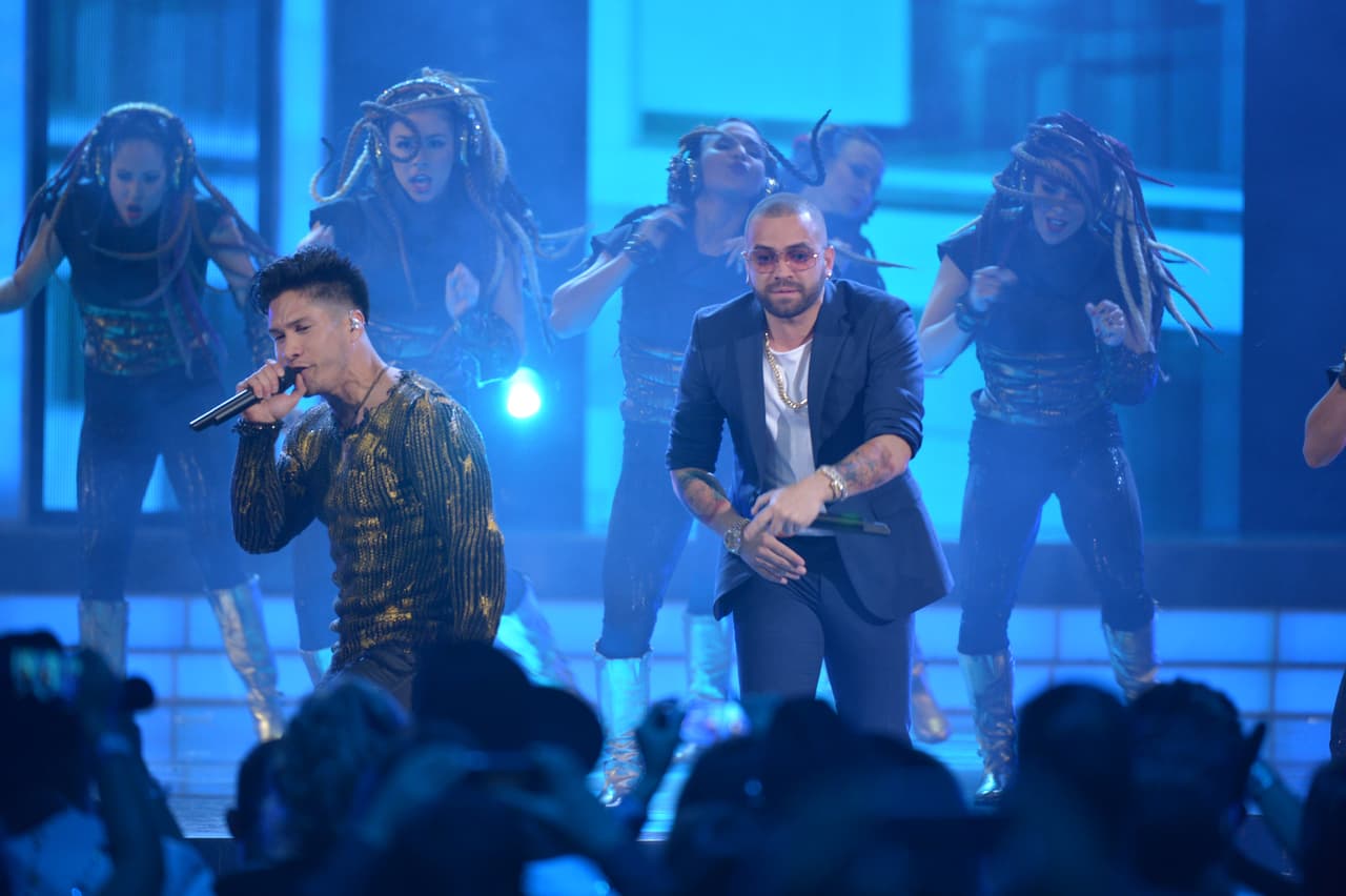 Chino y Nacho subieron al escenario para cerrar la noche con su interpretación.