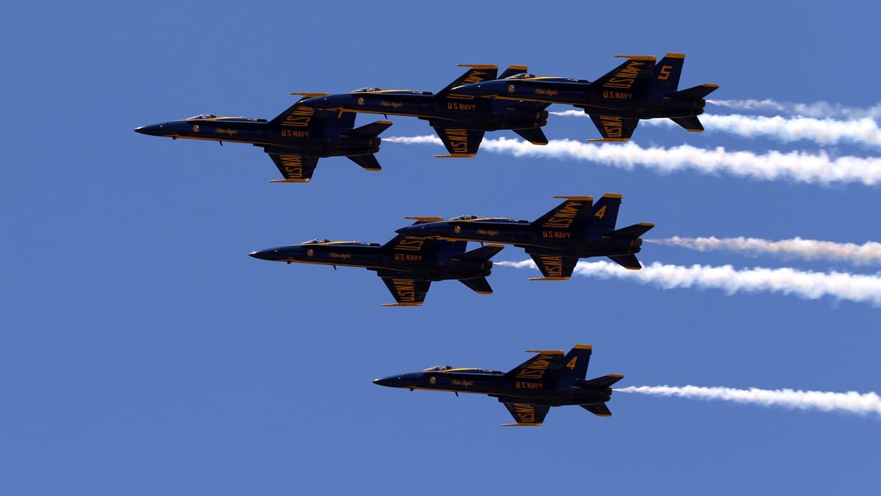 Los Navy Blue Angels de EE.UU. y los Thunderbirds de la Fuerza Aérea estadounidense sobrevolaron los cielos del área metropolitana de Atlanta para rendir homenaje a a los trabajadores de atención médica de primera línea y a los socorristas que luchan contra el coronavirus.