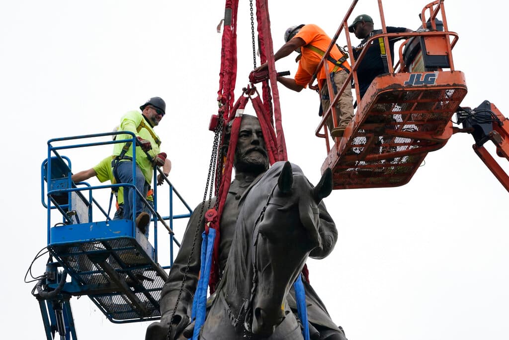El gobernador Northam decidió retirar la estatua de Lee en medio de 
<b>las protestas en todo el país contra el racismo y la brutalidad policial </b>a raíz de 
<a href="https://www.univision.com/temas/muerte-de-george-floyd">la muerte del afroestadounidense George Floyd</a> a manos de un policía blanco. 
<br>
<br>