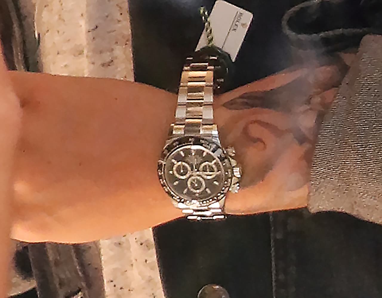 Maluma tiene en su colección tres relojes más de esta marca y uno de la línea Patek Philippe, donde el diseño básico se vende generalmente en 85,000 dólares.