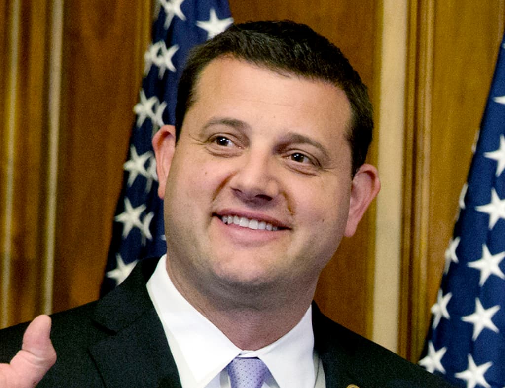<h2 class="cms-H2-H2">David Valadao, representante del Distrito 22 del Congreso de California:</h2>
<br>
<br>"I’m horrified to see the violent attack on former President Trump today. Political violence is never acceptable, and those responsible must be held accountable to the fullest extent of the law. My prayers are with President Trump, his family, and our country during this time.Traducido del inglés alMe horroriza ver el ataque violento contra el expresidente Trump hoy. La violencia política nunca es aceptable y los responsables deben rendir cuentas con todo el peso de la ley. Mis oraciones están con el presidente Trump, su familia y nuestro país durante este tiempo".
<br>
<br>