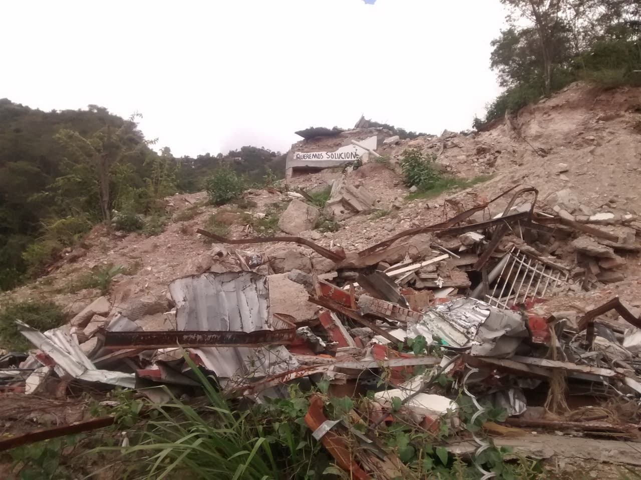 El ministro de Interior y Justicia, Gustavo González López, informó que en el operativo participaron 1,447 agentes de seguridad, que demolieron 299 viviendas y detuvieron a 18 personas. Según afirmó el presidente Maduro, lo hicieron con la finalidad de desarticular "una célula paramilitar" que operaba allí.