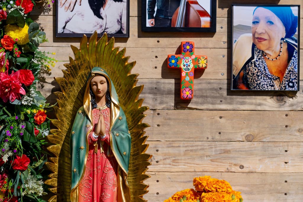 En medio de todo ese ambiente festivo, otras personas recordaban a sus muertos. En sus altares destacaban la figura de la 
<b>Virgen de Guadalupe</b>, patrona de México y, desde 1999, "Patrona de América", como la nombró el 
<b><a href="https://www.univision.com/noticias/noticias-del-mundo/millones-despiden-al-papa-juan-pablo-ii" target="_blank">papa Juan Pablo II (1920-2005)</a></b>
<a href="https://www.univision.com/noticias/noticias-del-mundo/millones-despiden-al-papa-juan-pablo-ii" target="_blank">. </a>