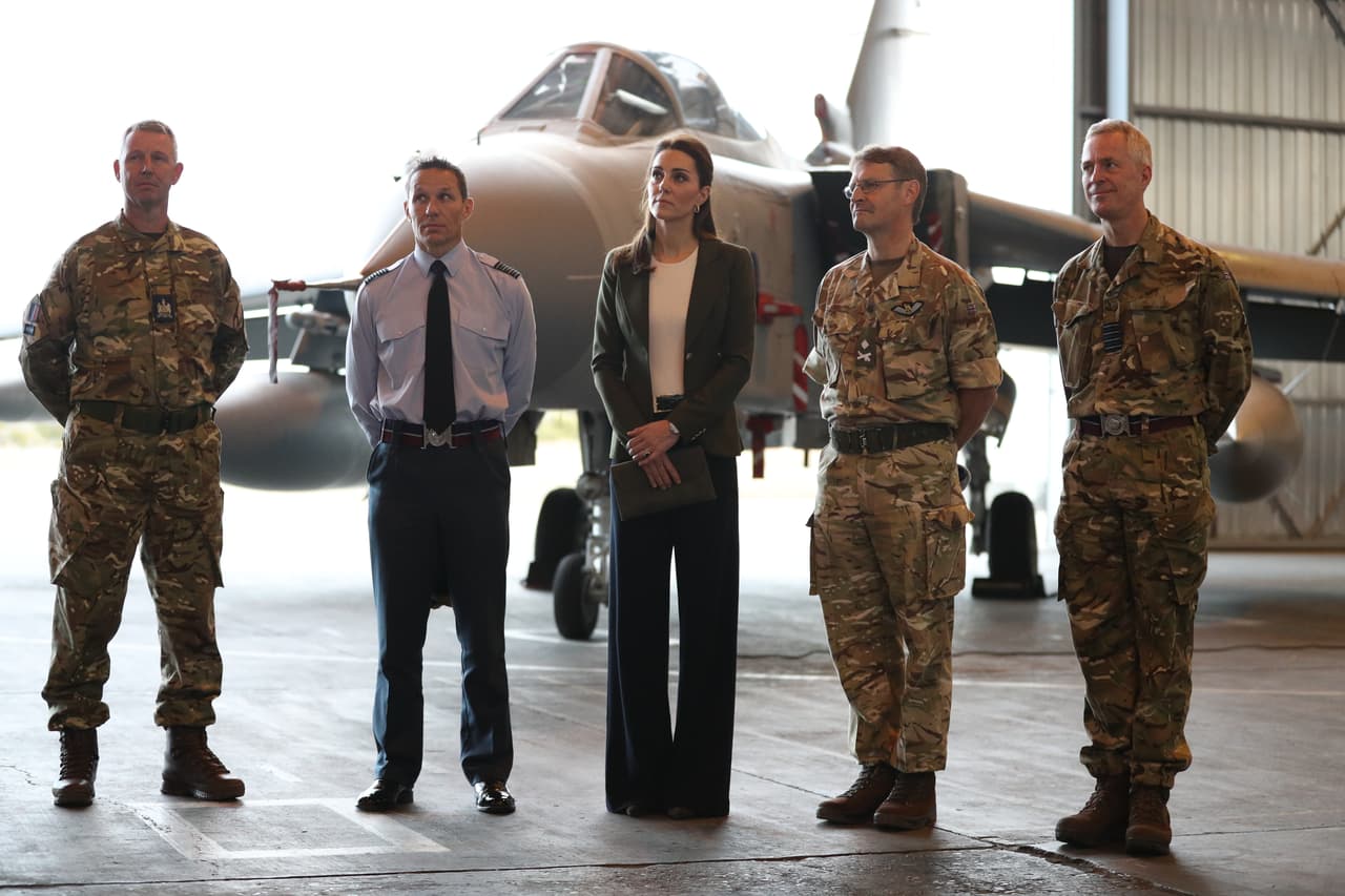 Kate Middleton y el príncipe William de visita en la base aérea británica de Chipre.