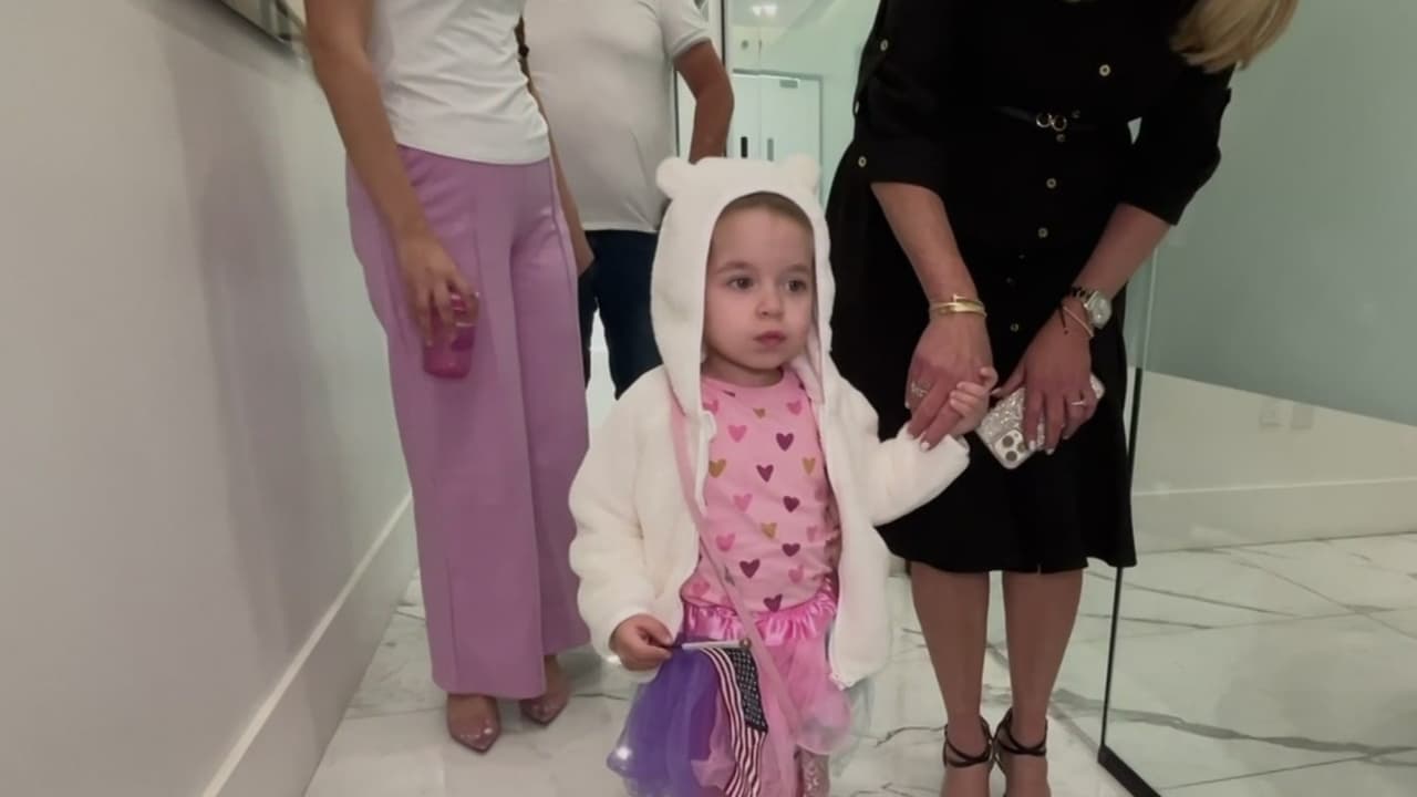 Niña cubana con cáncer llega a Miami para tratamiento médico