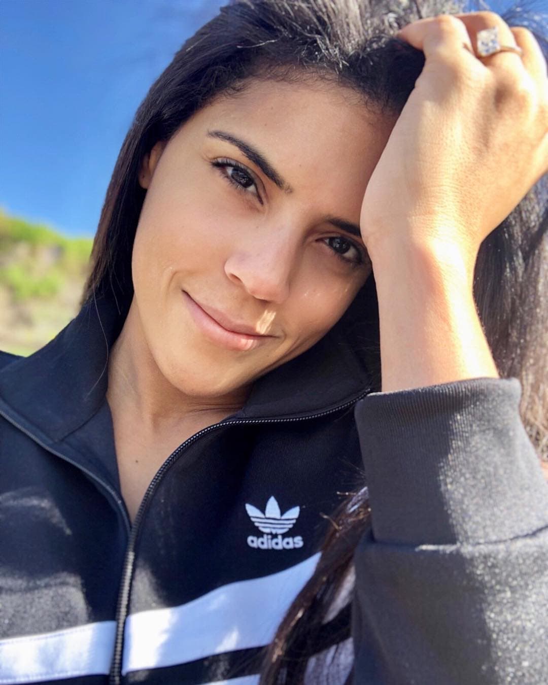 "Si alguien llega y 
<b><a href="https://www.univision.com/shows/despierta-america/con-esta-romantica-foto-el-prometido-de-francisca-lachapel-le-dedica-una-cancion-a-la-duena-de-su-corazon-fotos" target="_blank">te trata muy bien es raro</a></b>, se va a acabar el mundo, algo va a pasar porque esto no es posible. Uno empieza a batallar con la mente", reconoció.
<br>