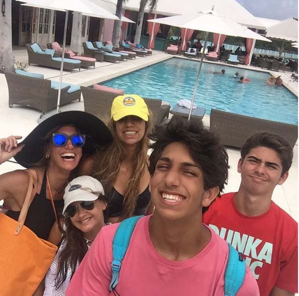 Lili luce igual de joven que sus hijos y sus sobrinos.