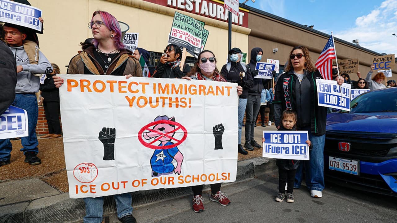 “Podías ver el miedo en sus rostros”: operativos de ICE cerca de escuelas provocan temor a los niños