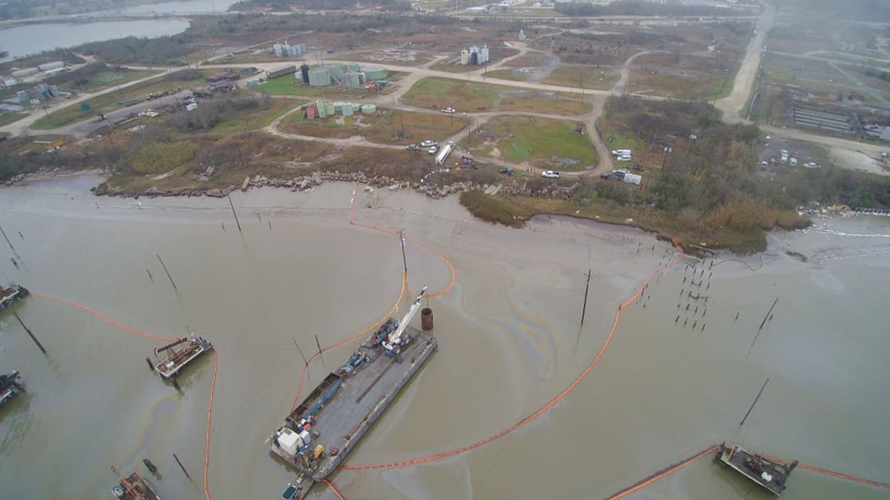 Logran contener derrame de petróleo en costas de Baytown, Texas