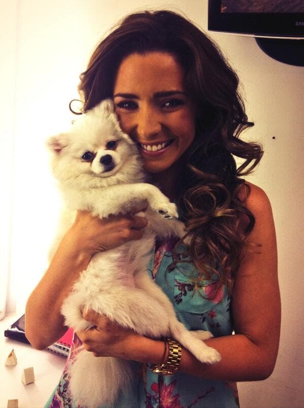 Muchos famosos han posado al lado de esta tierna perrita, una de ellas ha sido la guapa Ariadne Díaz.