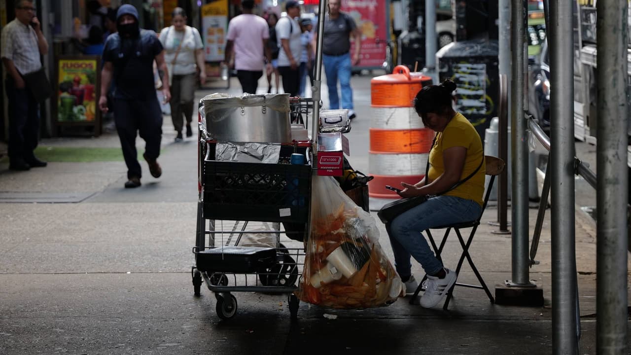Vendedores ambulantes de Nueva York enfrentan problemas económicos tras ser desalojados: "No nos dejan trabajar"