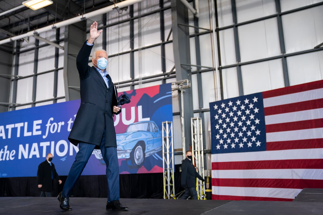 El candidato presidencial demócrata
<a href="https://www.univision.com/temas/joe-biden">Joe Biden</a> saluda durante un mitin en el aeropuerto de Cleveland Burke Lakefront en Cleveland, Ohio,
<b>un día antes del día de la jornada electoral del 3 de noviembre.</b>
<br>
<br>Allí, Biden criticó al presidente Trump, quien este domingo señaló en un mitin en Florida que
<a target="_blank" href="https://www.cbsnews.com/live-updates/fire-fauci-trump-rally-2020-election/">podría despedir al Dr. Anthony Fauci</a>, máximo experto del gobierno en enfermedades infecciosas.
<b>"Tengo una mejor idea. <a target="_blank" href="https://www.washingtonpost.com/elections/2020/11/02/trump-biden-live-updates/#link-NL5BYC4LDBFEZHXMVSAA2TITP4">Elíjanme y yo contrataré a Fauci</a> y despediremos a Donald Trump", dijo el exvicepresidente. </b>
<br>
<br>