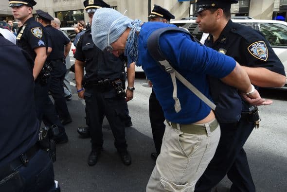 Debido a que que la marcha no estaba autorizada, la policía realizó algunos arrestos.