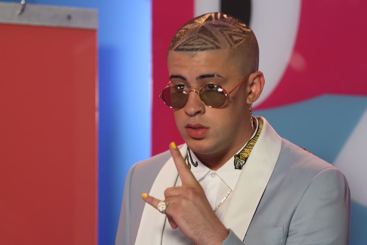 Bad Bunny también sorprendió a varios con su atuendo y presencia en la alfombra.