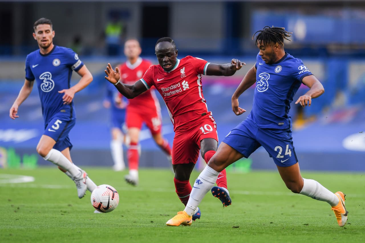 Tiro de Werner pasa cerca de la portería de Alisson.